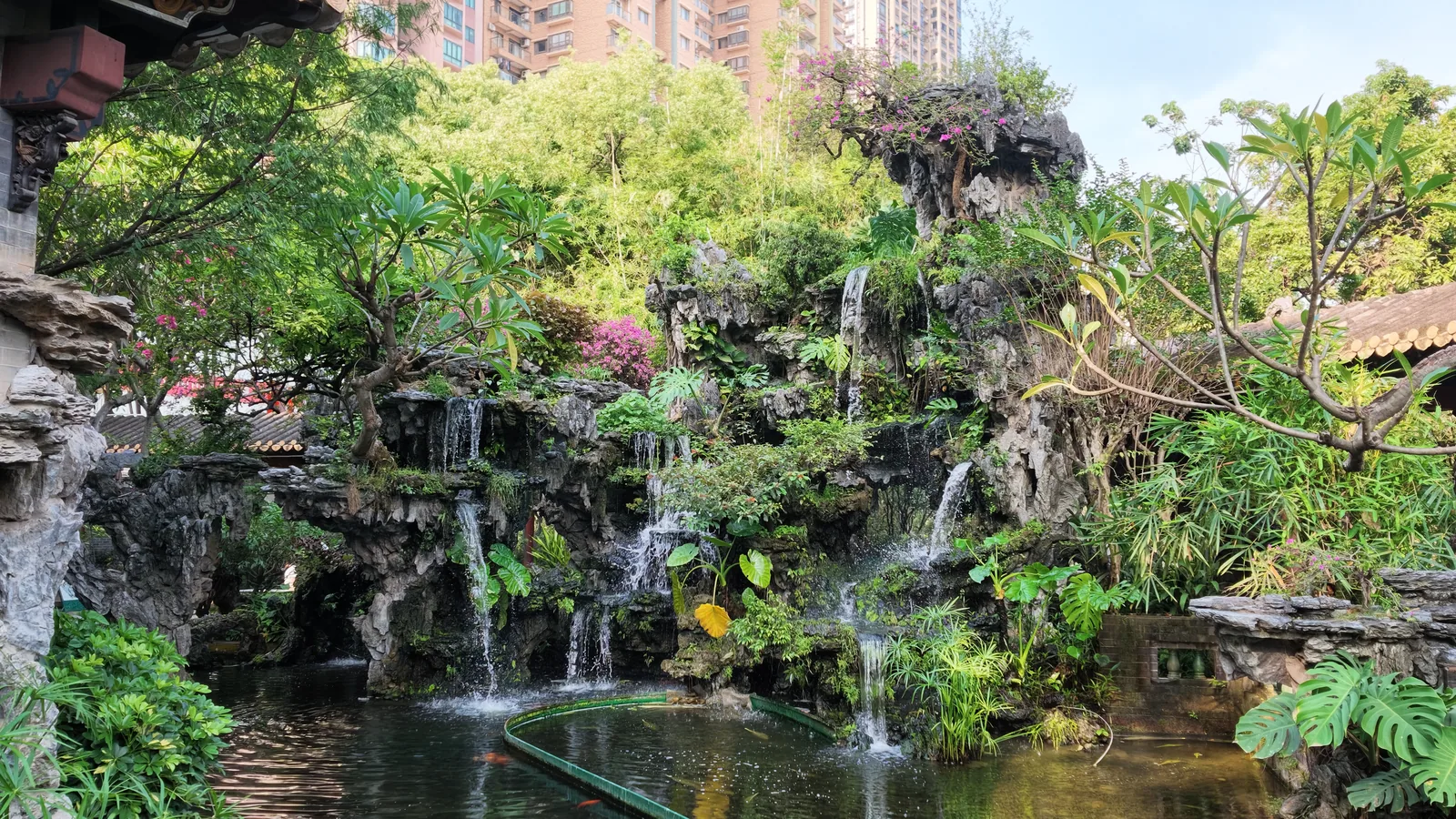 Check out the gorgeous Qinghui Garden (清晖园) during your free afternoon.