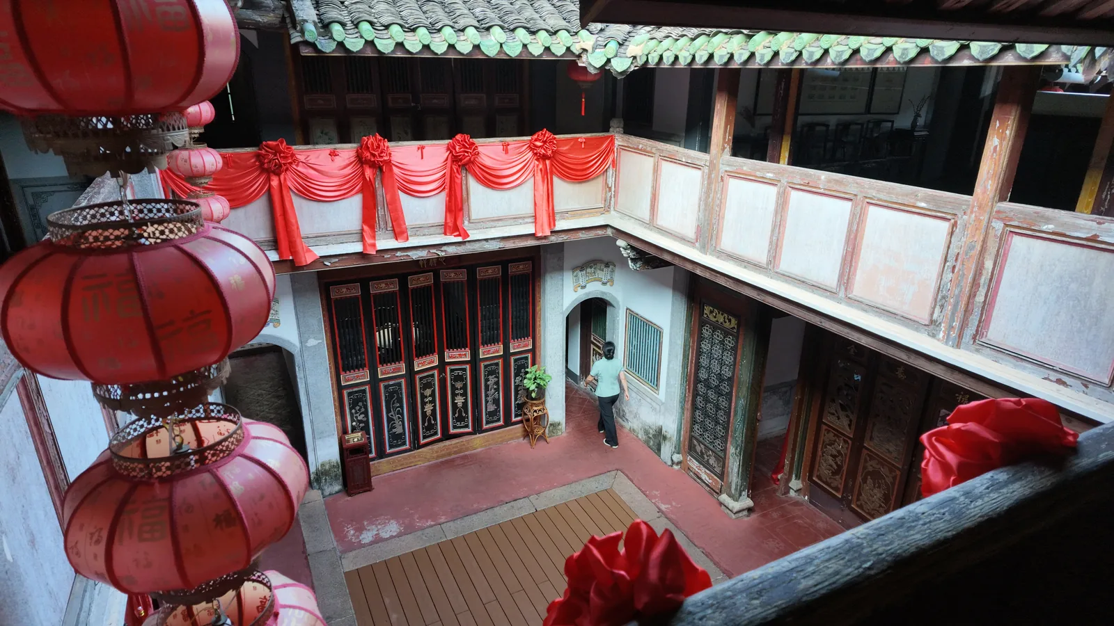 Lunch today will be inside a historic ‘weilongwu’ (围龙屋) where we’ll be introduced to classic Hakka dishes.