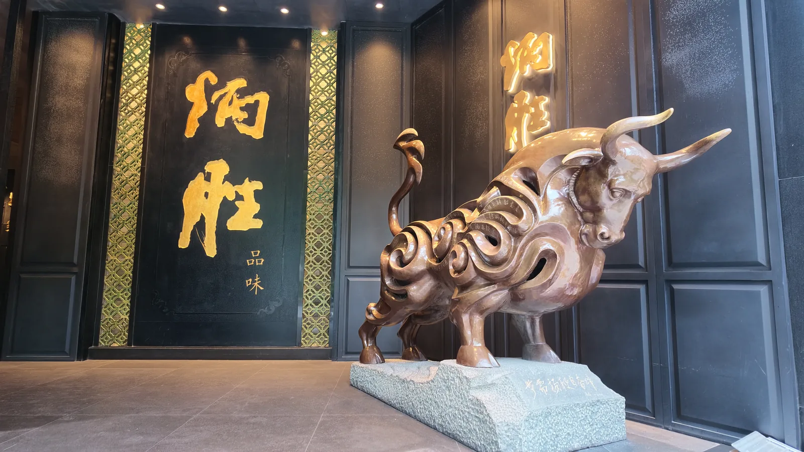 Our welcome dinner is at one of Guangzhou’s top eateries, serving classic Cantonese dishes in a beautiful environment.