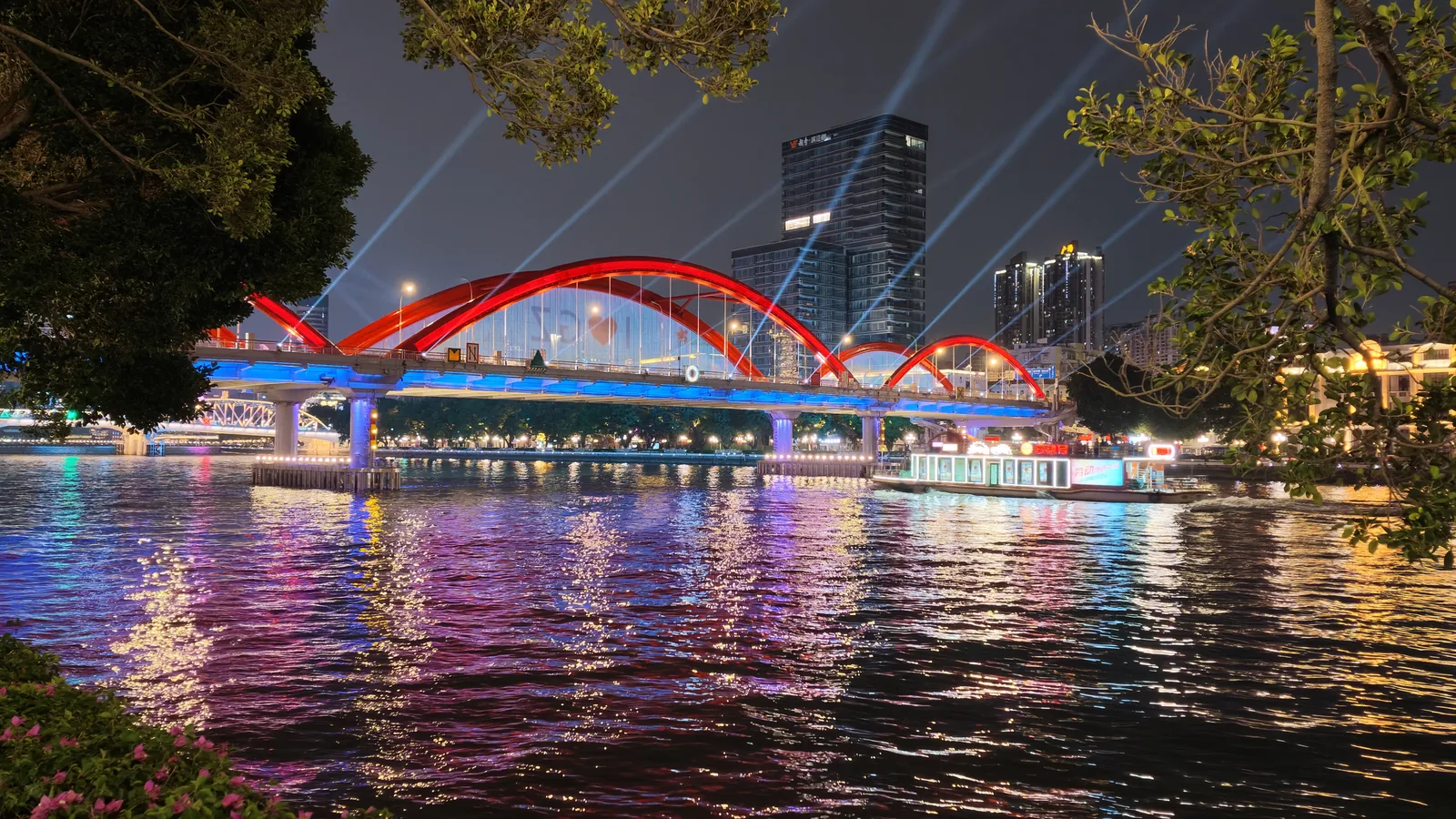 Take in the beautiful night lights of Guangzhou over the Pearl river, a perfect place for a digestion walk.
