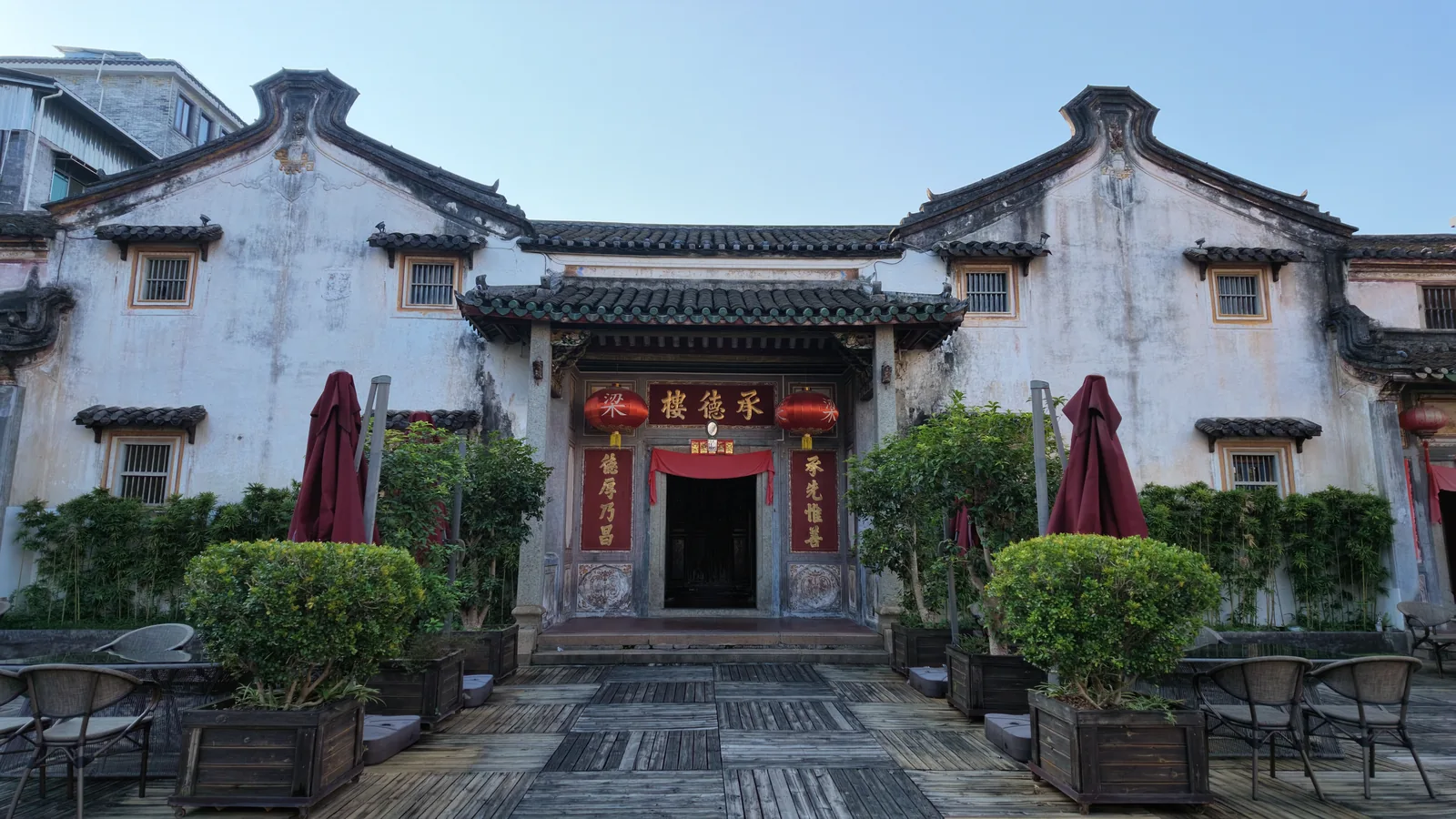 Lunch today will be inside a historic ‘weilongwu’ (围龙屋) where we’ll be introduced to classic Hakka dishes.