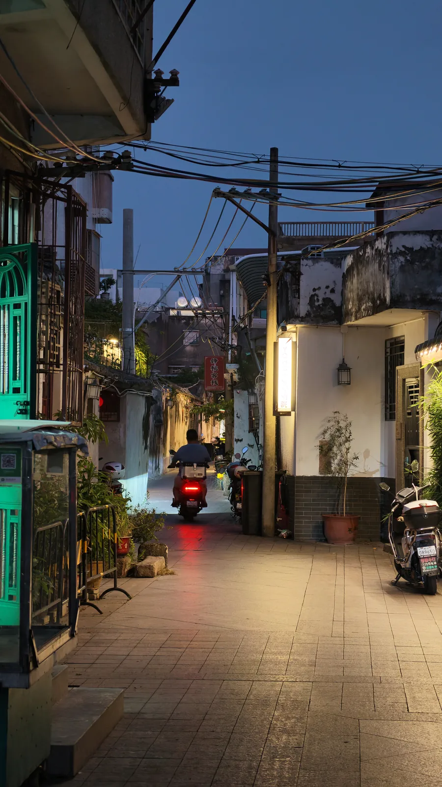 Take in Chaozhou by night.